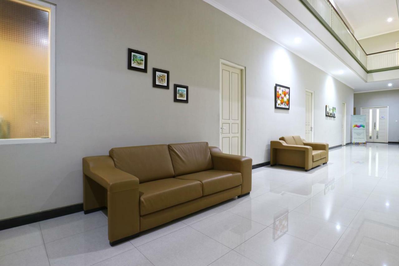 Chiaro Hotel Syariah Сидоарджо Экстерьер фото